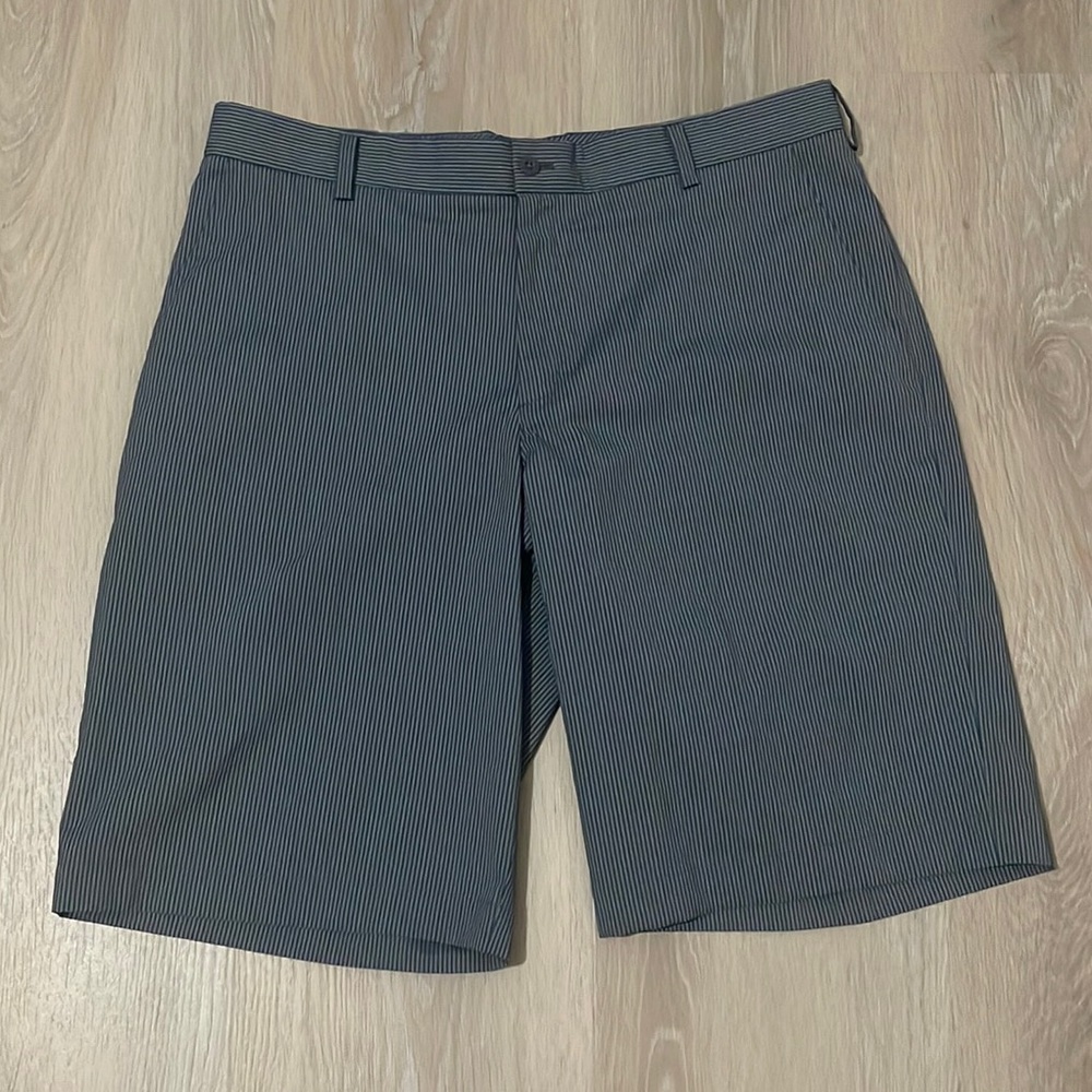 NIKE GOLF REGULAR FIT SHORTS POLY/SPANDEX GRAY STRIPE